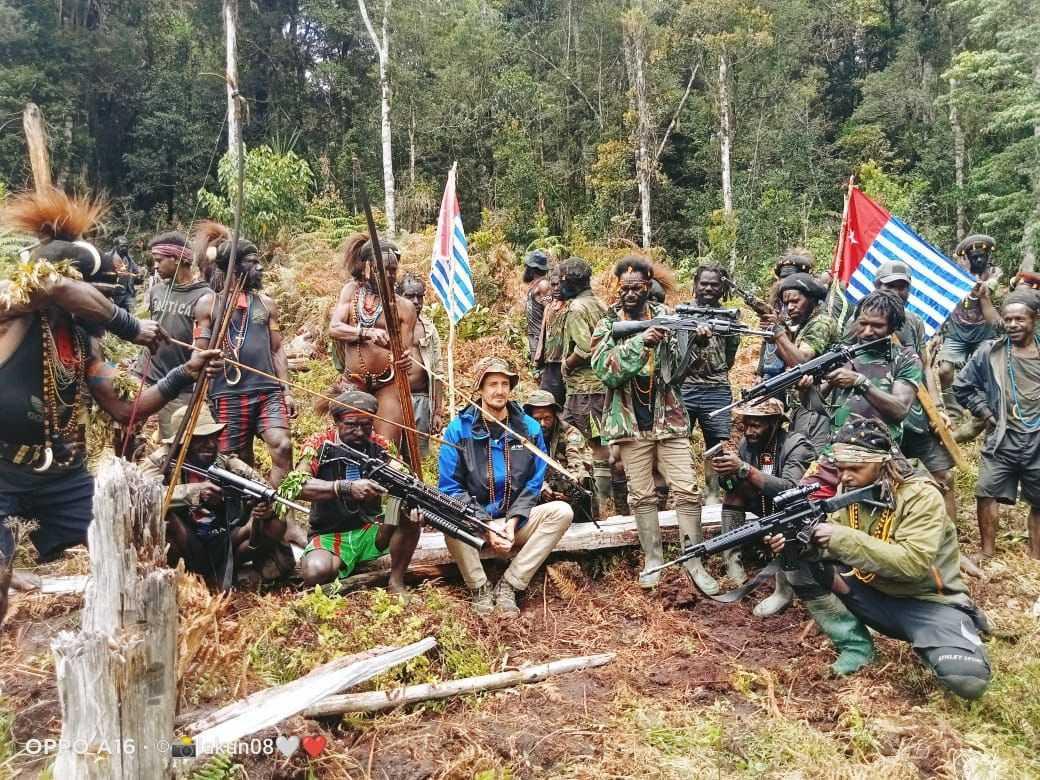 A man who is identified as Philip Mehrtens, the New Zealand pilot who is said to be held hostage by a pro-independence group, sits among the separatist fighters in Indonesia's Papua region, March 6. Photo: Reuters