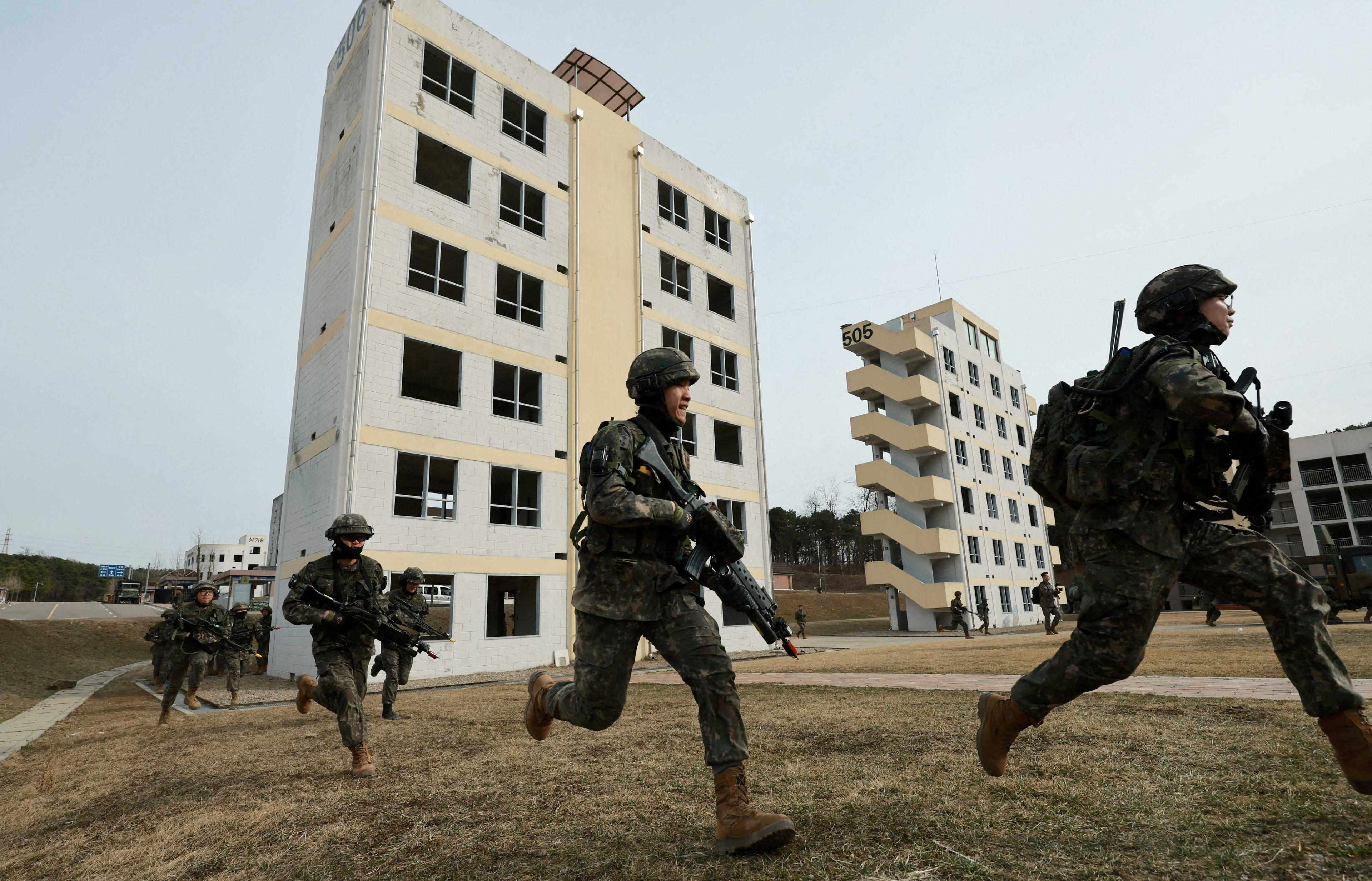 Tentera Korea Selatan mengambil bahagian dalam latihan ketenteraan bersama dengan anggota Tentera Amerika Syarikat di padang latihan ketenteraan berhampiran zon demilitarisasi yang memisahkan kedua-dua negara itu di Paju, Korea Selatan, 16 Mac. Gambar: Reuters