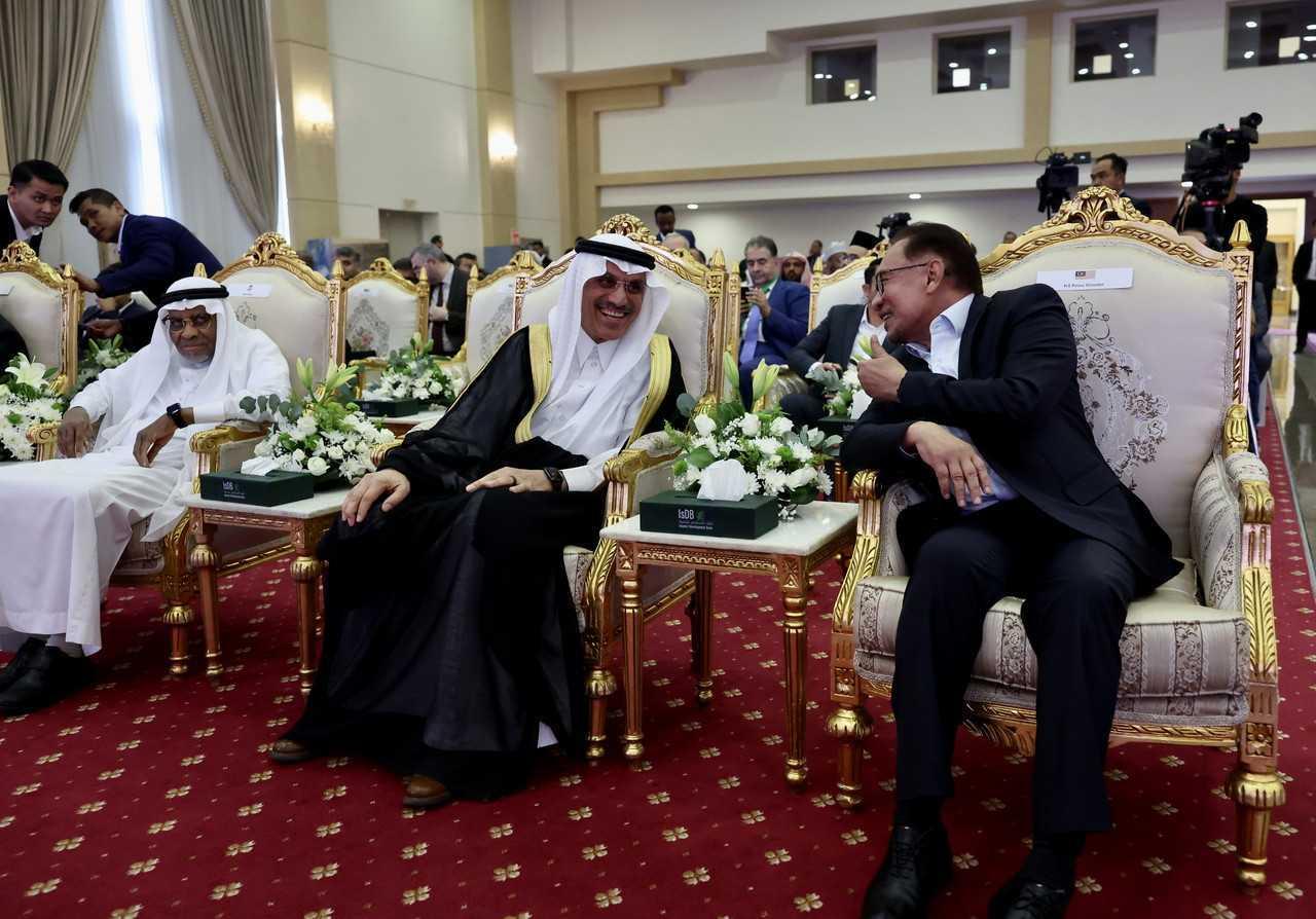 Perdana Menteri Anwar Ibrahim bersama Pengerusi Kumpulan Bank Pembangunan Islam Muhammad Al Jasser semasa lawatan rasminya di Jeddah, Arab Saudi, 23 Mac. Gambar: Bernama