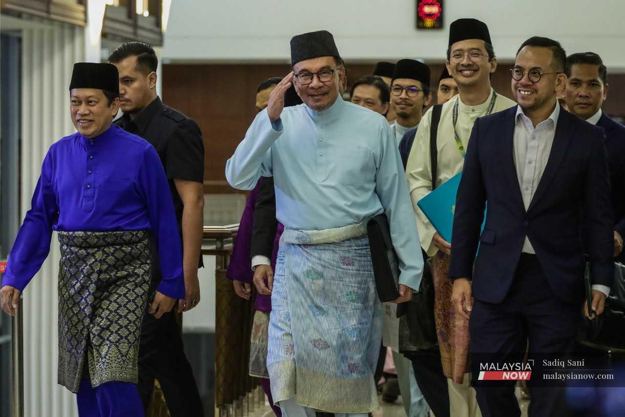 Perdana Menteri Anwar Ibrahim melambai kepada pemberita ketika tiba di bangunan Dewan Rakyat Malaysia di Kuala Lumpur untuk membentangkan Belanjawan 2023, 24 Februari.