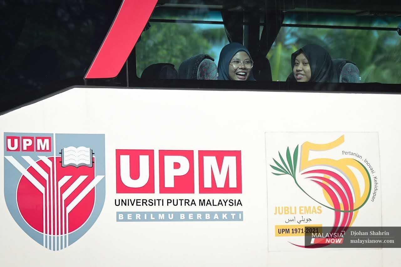 Gelagat dua mahasiswa baharu Universiti Putra Malaysia semasa berada di dalam bas di Serdang, 6 Oktober.