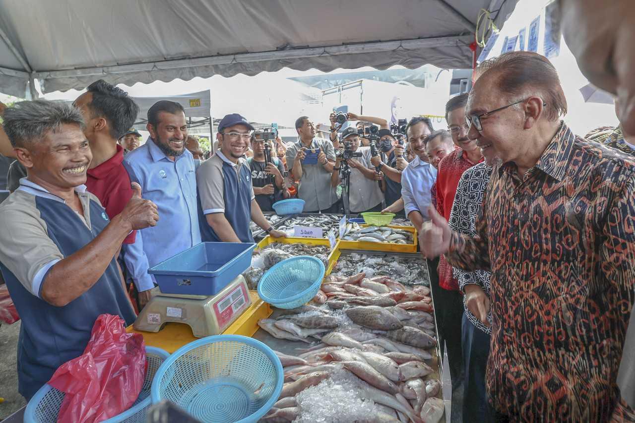 Prime Minister Anwar Ibrahim speaks with traders at the Precinct 3 Ramadan bazaar in Putrajaya, April 6. Photo: Bernama
