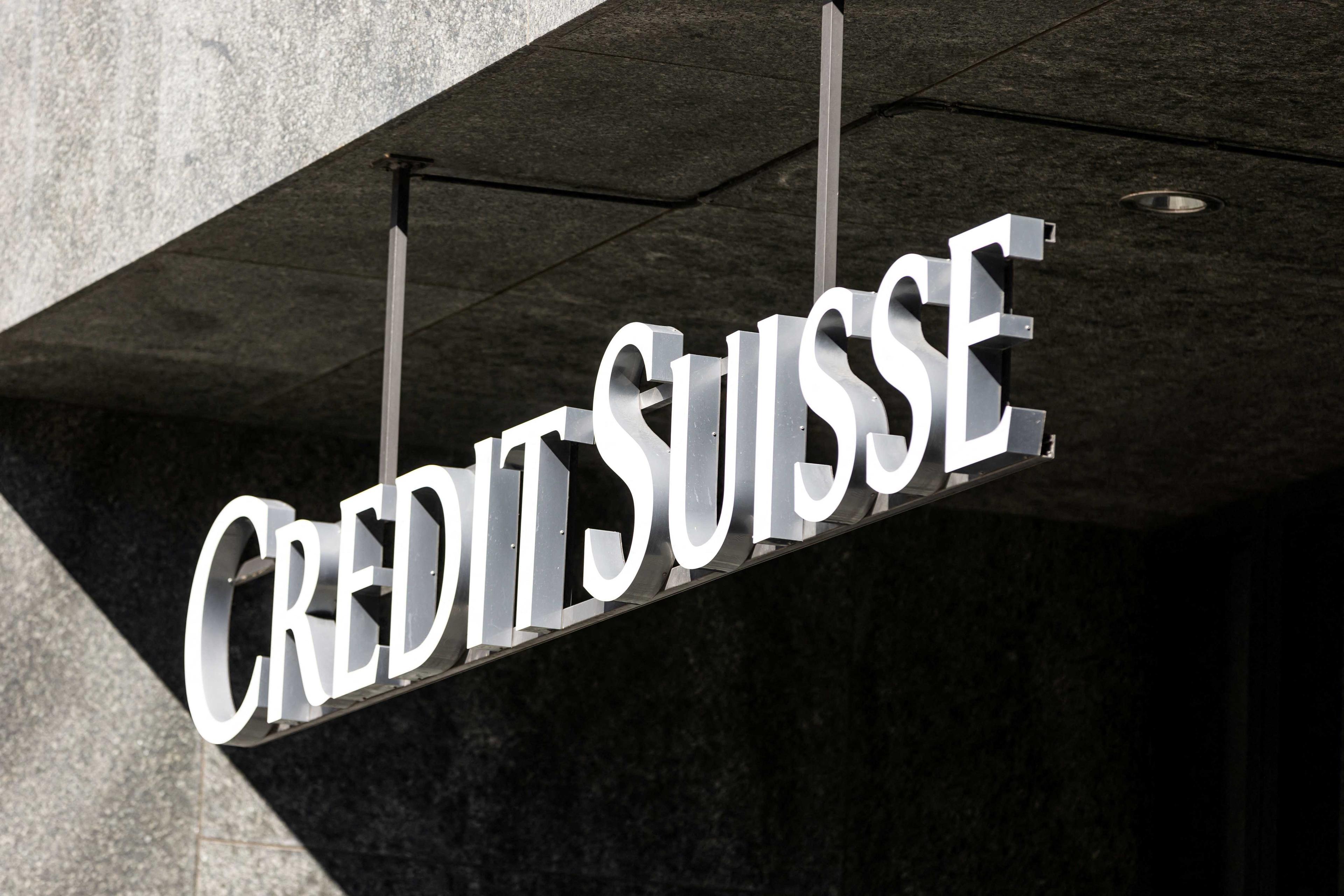 Logo Credit Suisse pada bangunan berhampiran Hallenstadion di Zurich, Switzerland, 4 April. Gambar: Reuters
