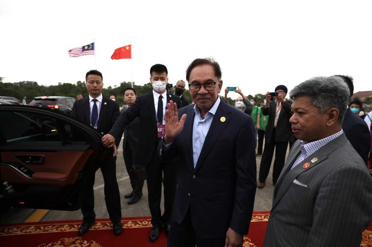 Perdana Menteri Anwar Ibrahim tiba di Hainan bagi menghadiri Forum Boao sempena Persidangan Tahunan Asia 2023 sebagai sebahagian daripada lawatan rasmi empat hari beliau ke China, 29 Mac. Gambar: Bernama