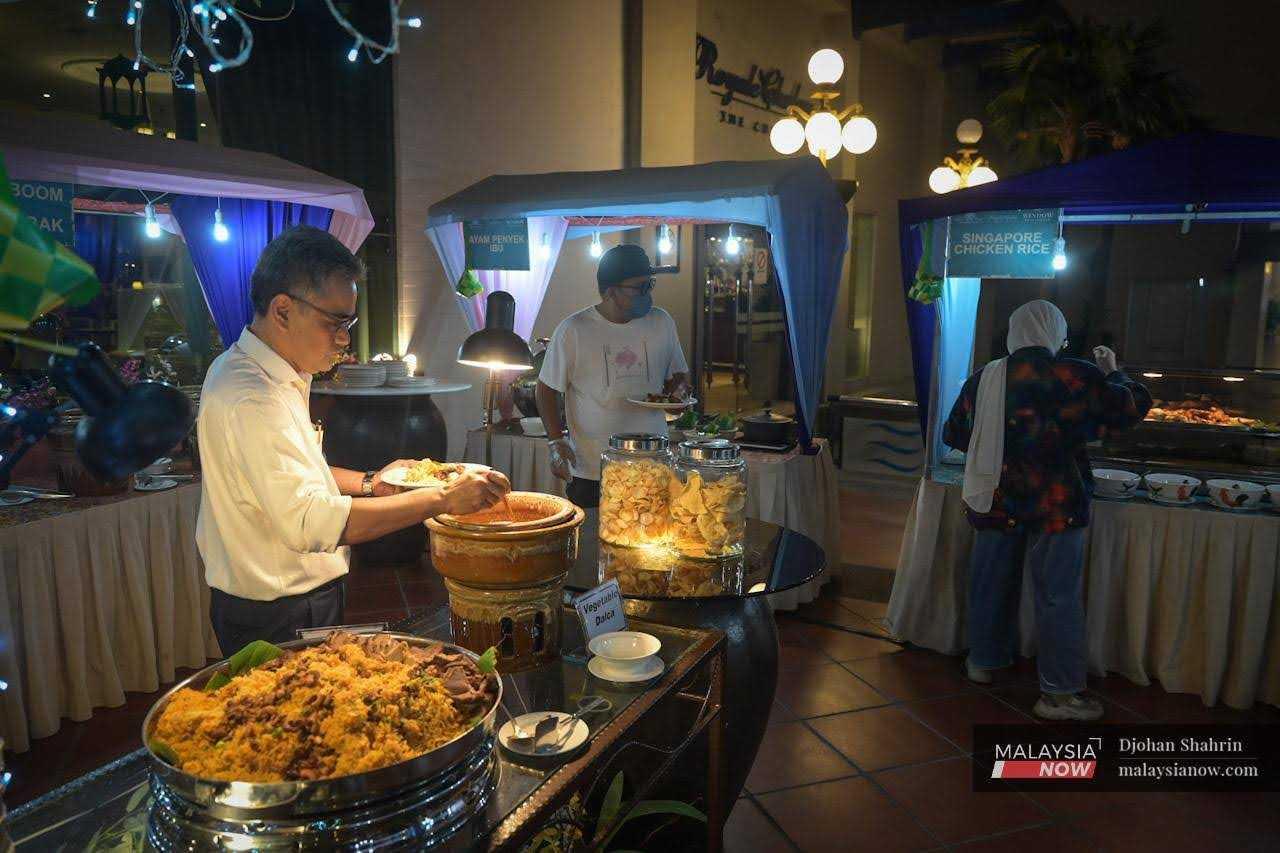 Beberapa pelanggan mengambil makanan bufet semasa berbuka puasa di Hotel Royal Chulan The Curve, Damansara pada 6 April 2022.