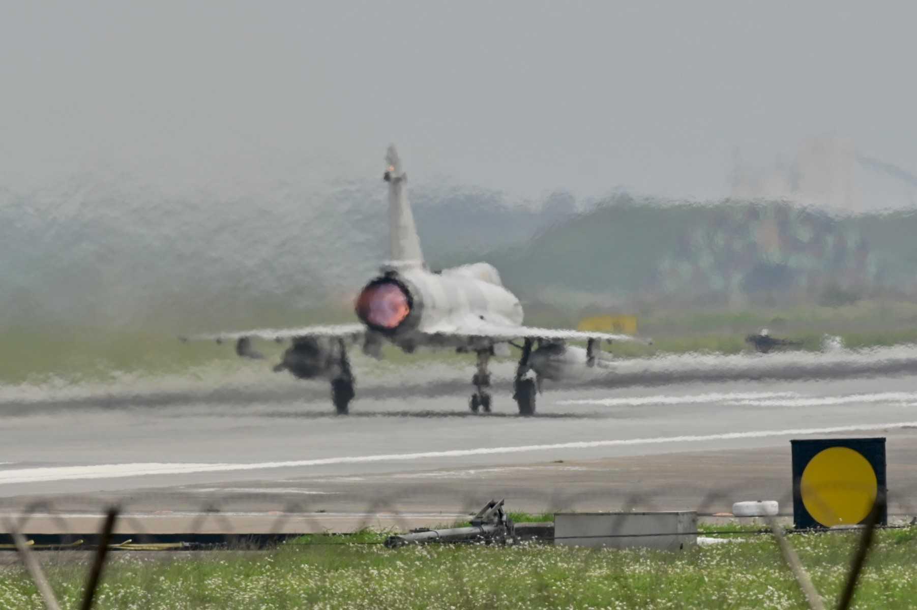 A French-made Mirage fighter jet prepares to take off at an air force base in Hsinchu, northern Taiwan on April 6. Photo: AFP