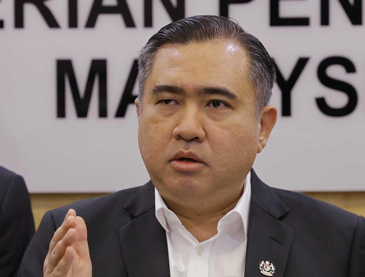 Menteri Pengangkutan Anthony Loke bercakap pada sidang media di Putrajaya, 10 April. Gambar: Bernama