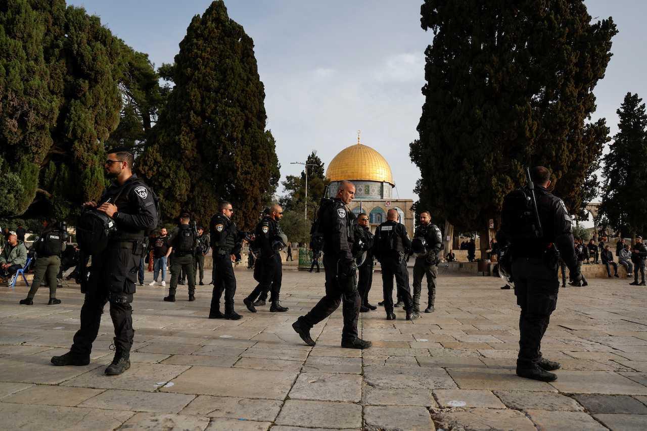 Members of Israeli security forces are seen at the Al Aqsa compound, also known to Jews as the Temple Mount, while tension arises during clashes in Jerusalem's Old City, April 9. Photo: Reuters