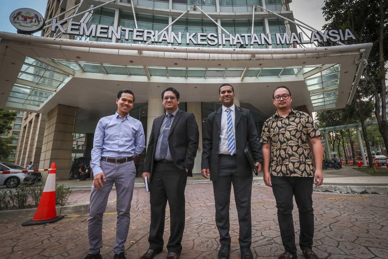 Jurucakap Hartal Doktor Kontrak Dr Muhammad Yassin (dua dari kanan) bersama tiga doktor kontrak lain di Kementerian Kesihatan di Putrajaya, 11 April. Gambar: Bernama