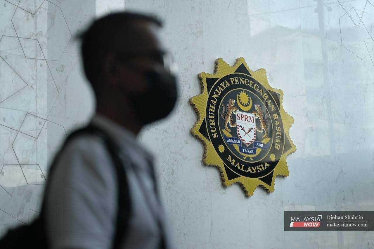 Logo Suruhanjaya Pencegaahan Rasuah Malaysia di ibu pejabat SPRM di Putrajaya, 1 Mac 2022.