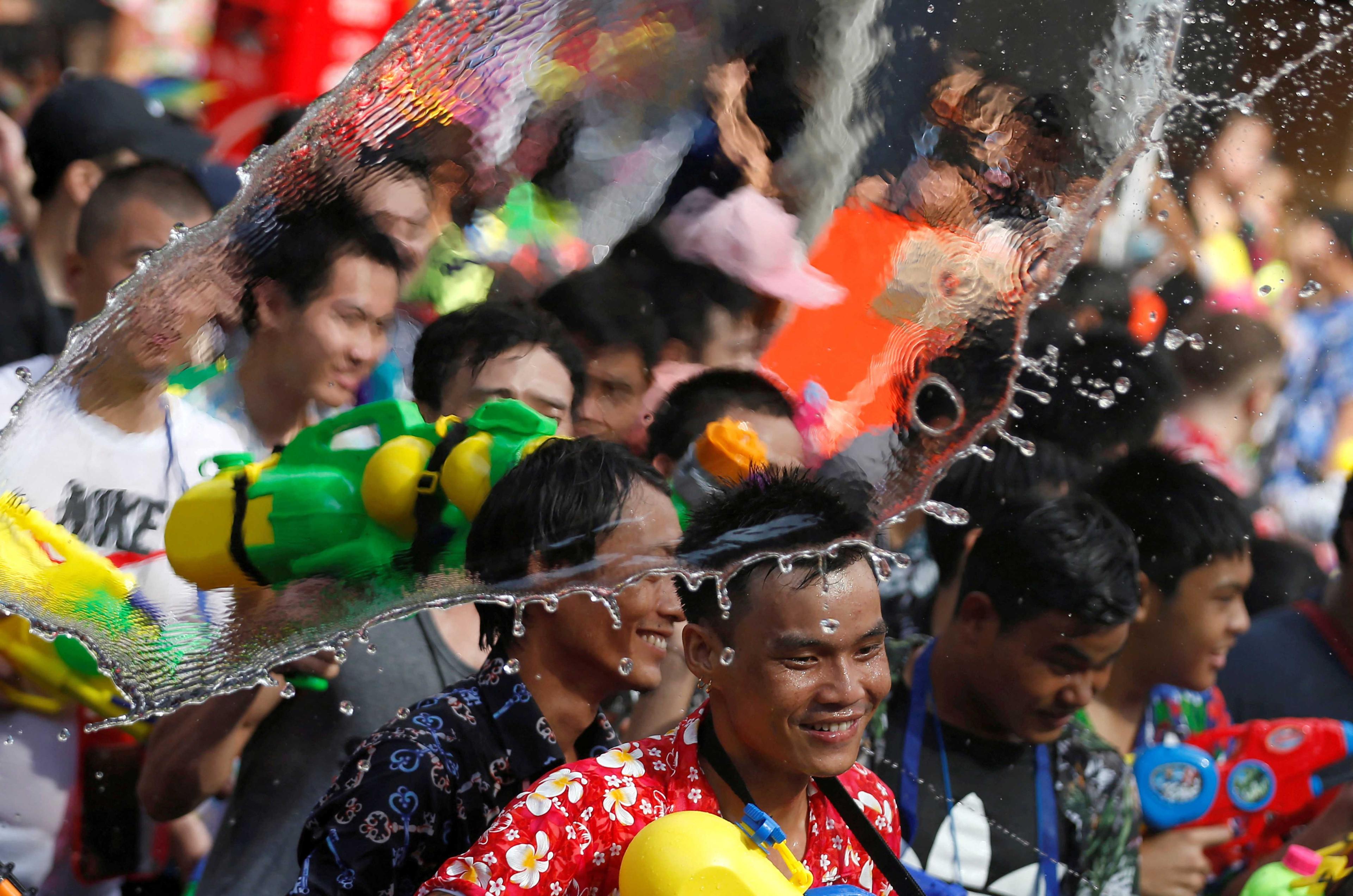 People play with water pistols during Songkran Water Festival to celebrate Thai New Year, in Bangkok, Thailand April 14, 2019. Photo: Reuters