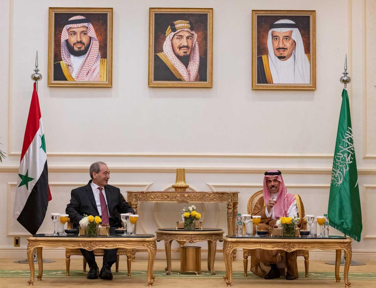 Menteri Luar Arab Saudi Putera Faisal bin Farhan bin Abdullah bertemu dengan Menteri Luar dan Ekspatriat Syria Faisal Mekdad di Jeddah, Arab Saudi, 12 April. Gambar: Reuters