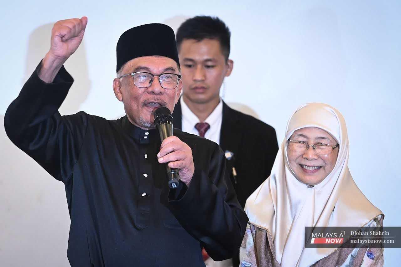 Anwar Ibrahim bersama isterinya, Wan Azizah Ismail melaungkan ‘reformasi’ selepas tamat sidang media pertama selepas dilantik sebagai perdana menteri yang diadakan di Sungai Long, Kajang.
