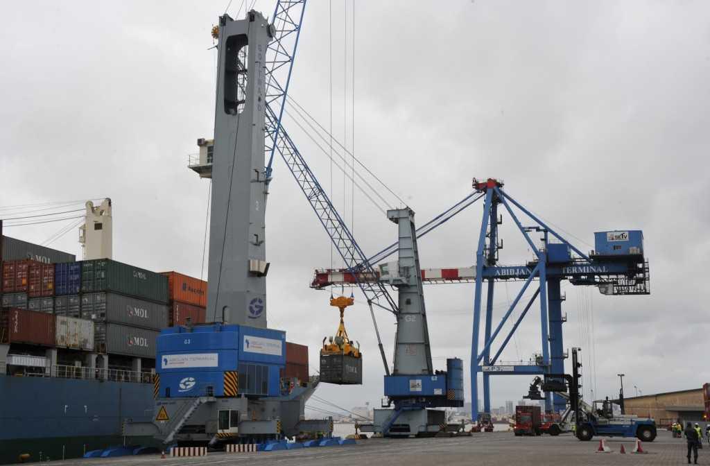 Workers unload containers from a ship at Abidjan port, Oct 4, 2012. Photo: AFP
