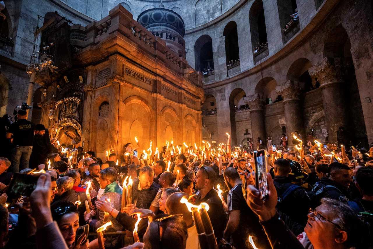 Orthodox Christian worshippers attend the Holy Fire ceremony at the Church of the Holy Sepulchre in Jerusalem's Old City, April 15. Photo: Reuters