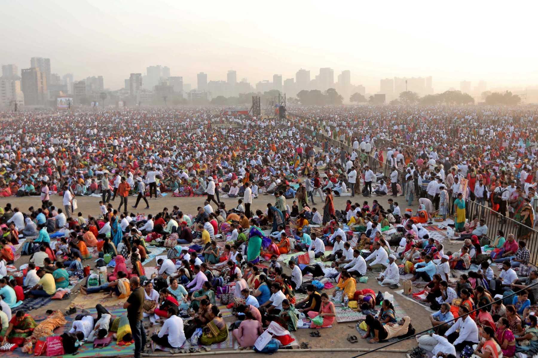 Orang ramai berkumpul untuk menghadiri majlis anugerah di pinggir Mumbai, 16 April. Gambar: AFP