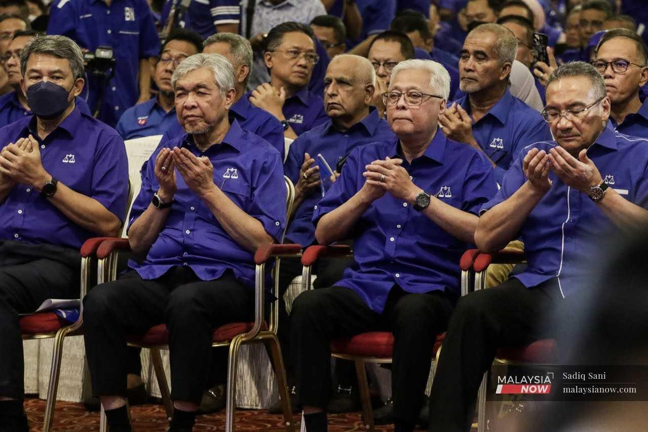 Bekas naib presiden Umno Ismail Sabri Yaakob (dua kanan) bersama Ahmad Zahid Hamidi dan pemimpin parti lain pada pengumuman calon Barisan Nasional untuk Pilihan Raya Umum ke-15 di Kuala Lumpur, 1 November 2022.