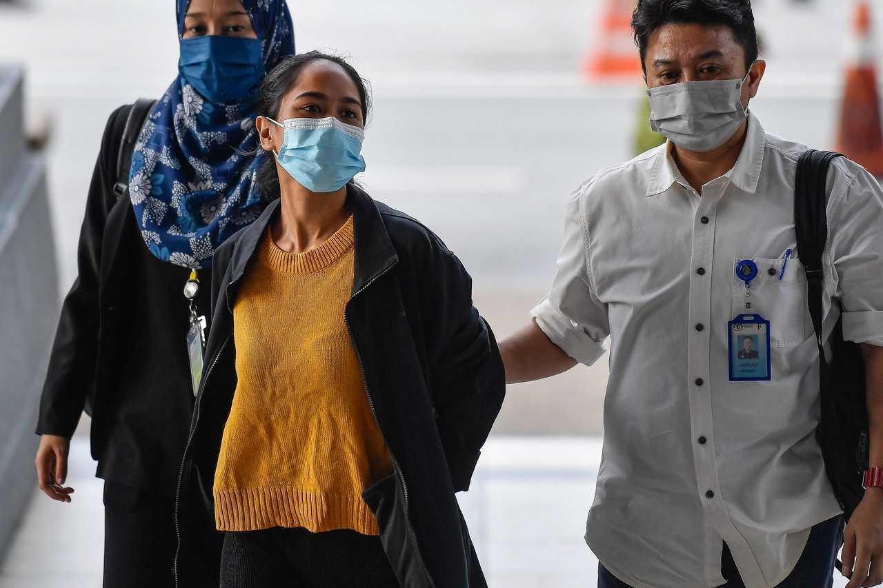 Siti Nuramira Abdullah ketika tiba di Mahkamah Tinggi Kuala Lumpur, 13 Julai 2022. Gambar: Bernama