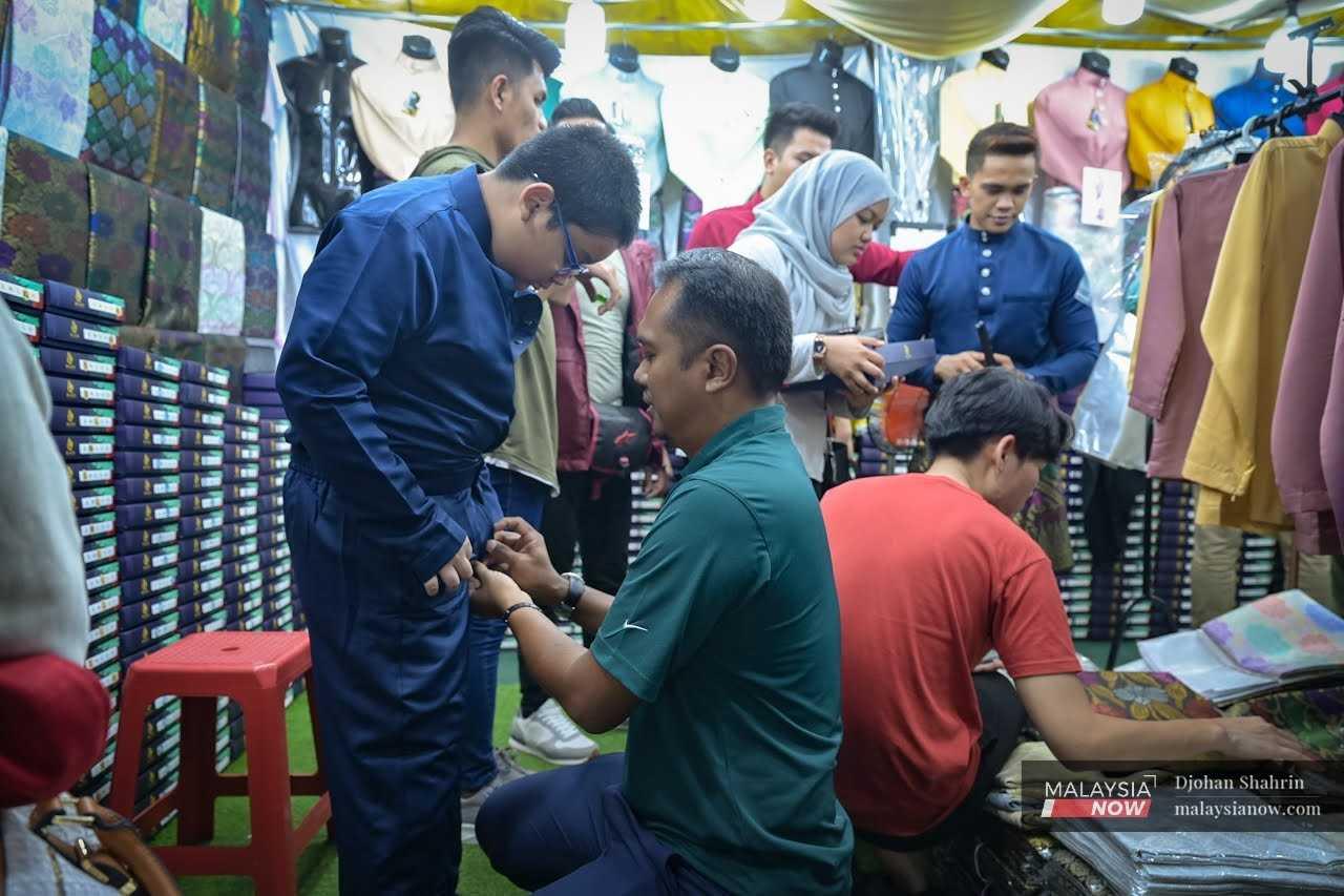 Warga kota mula melakukan persiapan menyambut 1 Syawal dengan membeli-belah pakaian dan barangan di Bazar Aidilfitri di Jalan Tuanku Abdul Rahman, 11 April.