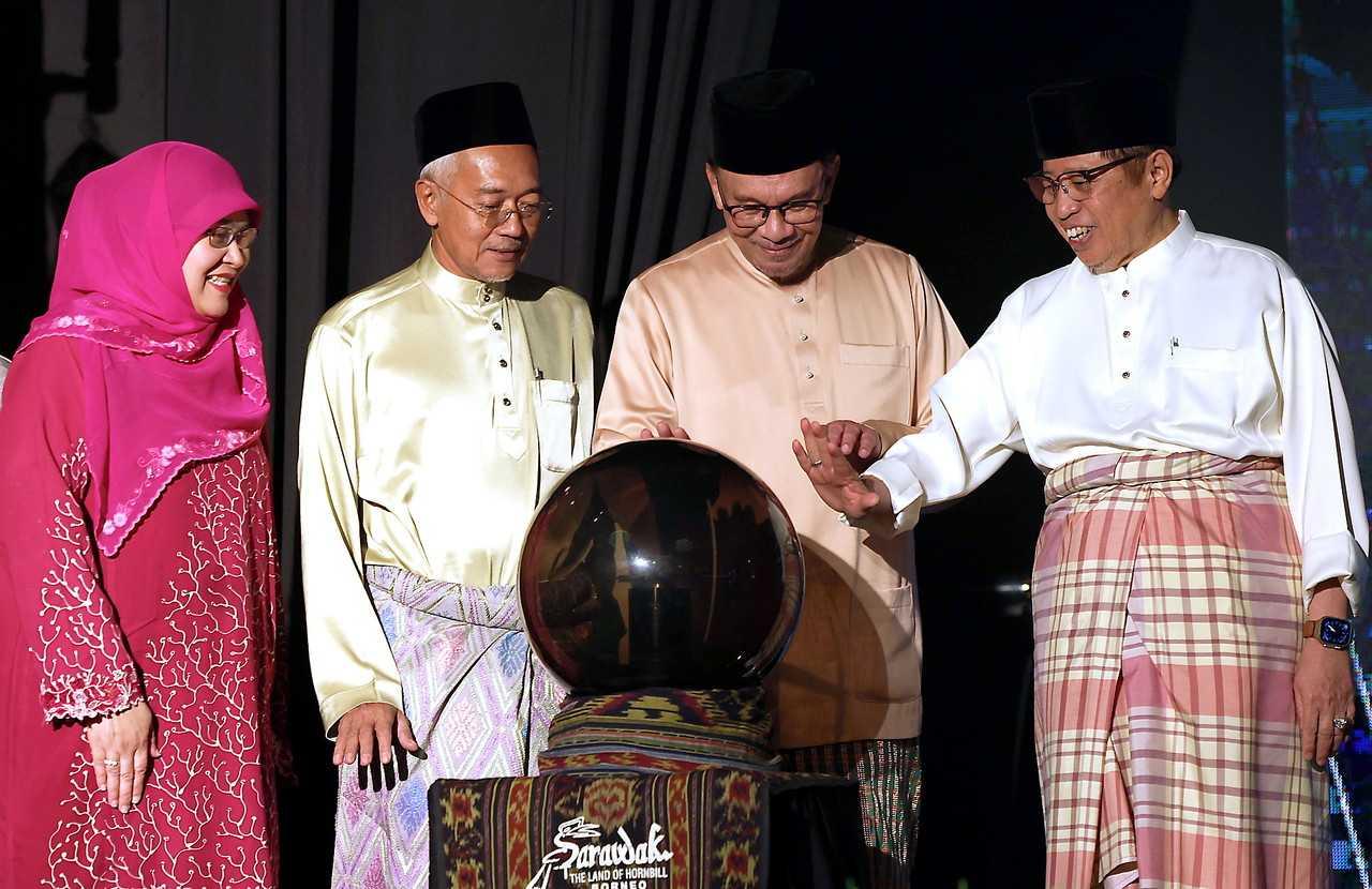 Prime Minister Anwar Ibrahim (second right) with Sarawak Premier Abang Johari Openg (right) in Kuching, April 17. Photo: Bernama