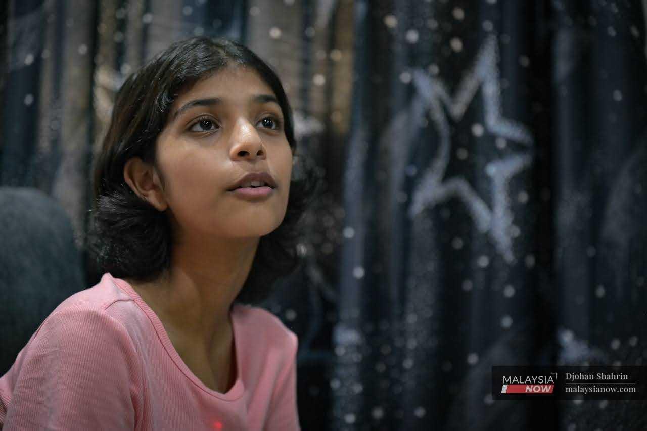 Reaksi Clara Sonia Joseph ketika ditemui di rumahnya di Klang, 22 Mac.