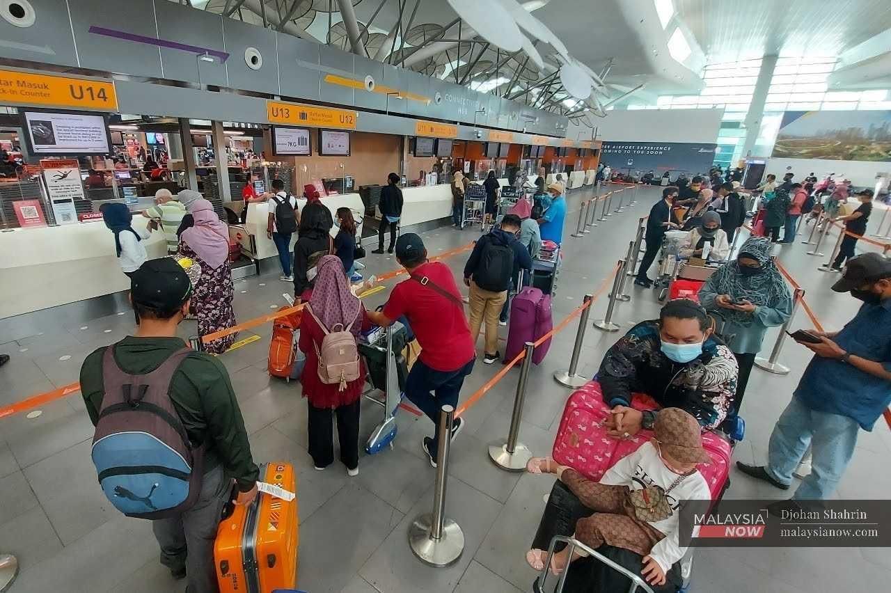 Gambar fail penumpang beratur di kaunter tiket di klia2 di Sepang.