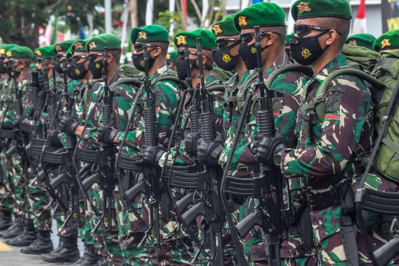 Indonesian soldiers stand in formation during a sending-off ceremony ahead of their assignment to the Indonesia-Papua New Guinea border, at a naval base in Palu on Nov 9, 2021. Photo: AFP