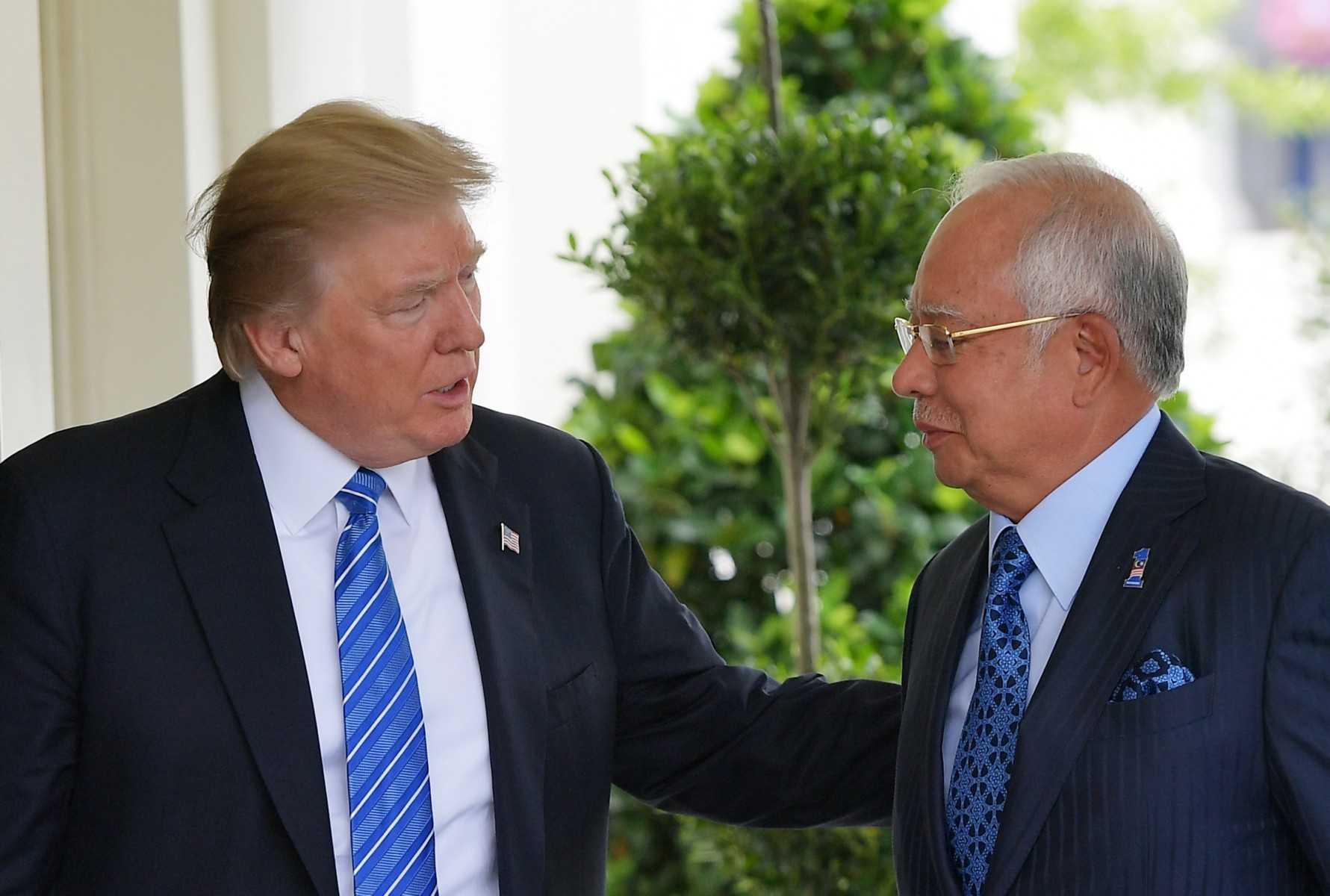 Bekas presiden AS Donald Trump menyambut bekas perdana menteri Najib Razak di luar West Wing Rumah Putih pada 12 September 2017, di Washington. Gambar: AFP