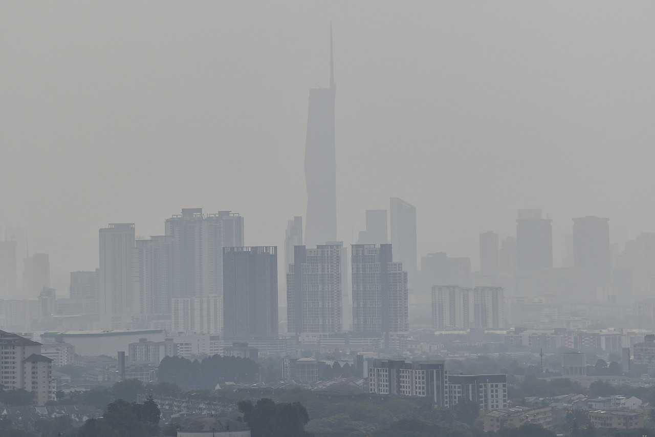 The Kuala Lumpur skyline is obscured in haze in this picture taken on April 17. Photo: Bernama