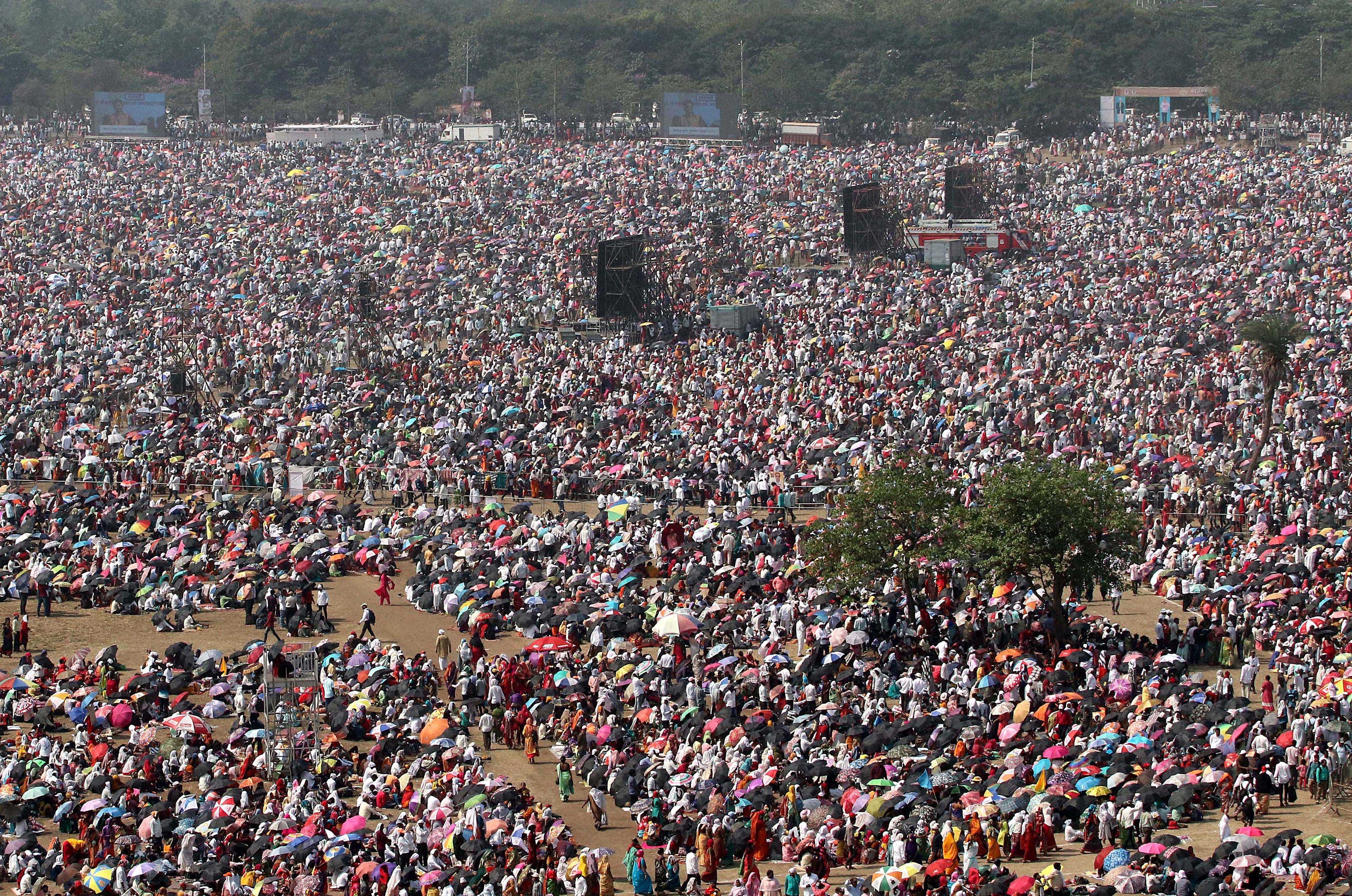 Orang ramai menghadiri majlis anugerah ketika cuaca panas terik di pinggir Mumbai, India, 16 April. Gambar: Reuters