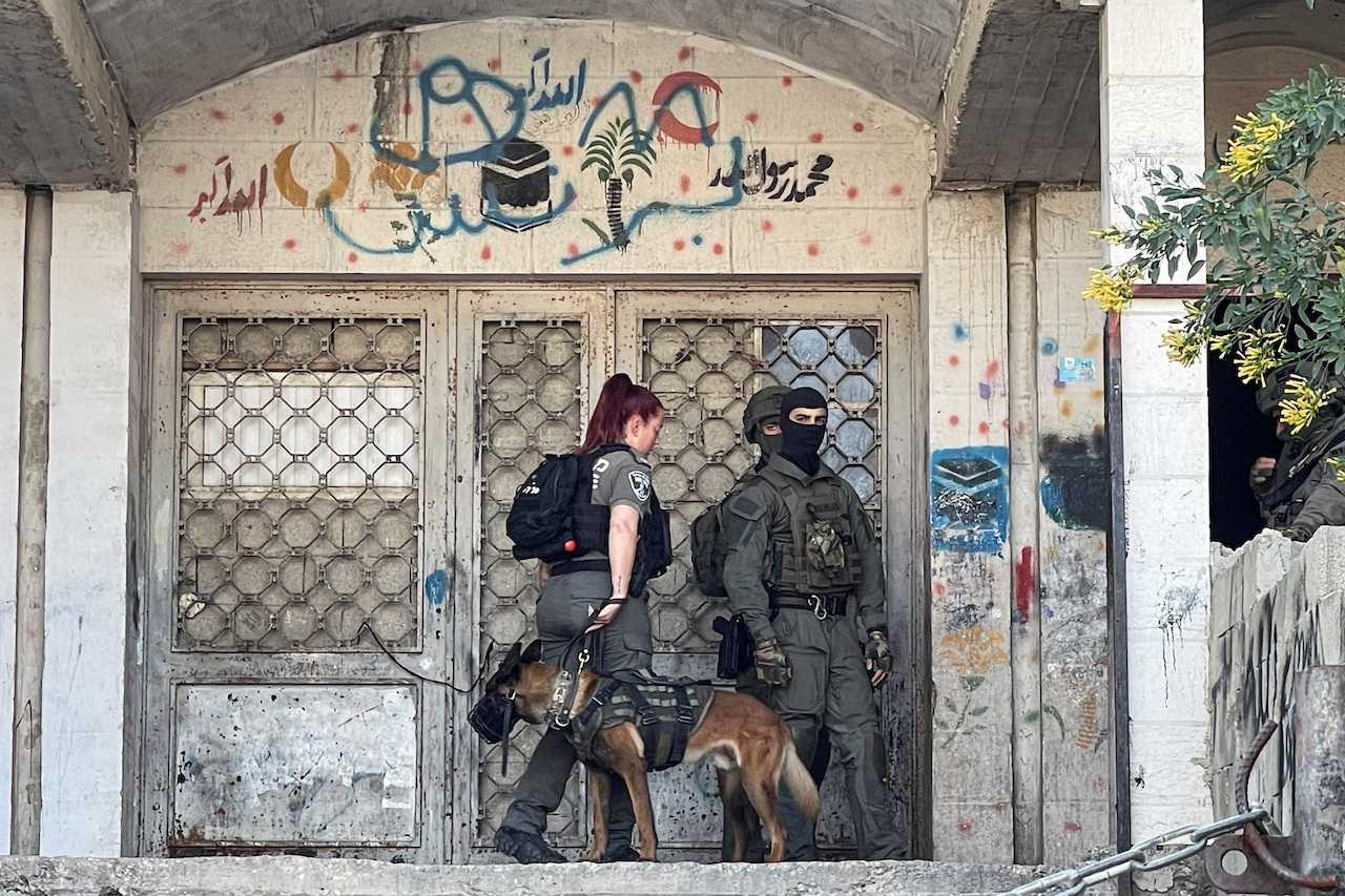 Israeli security force members search and patrol the area following a shooting incident in East Jerusalem, April 18. Photo: Reuters