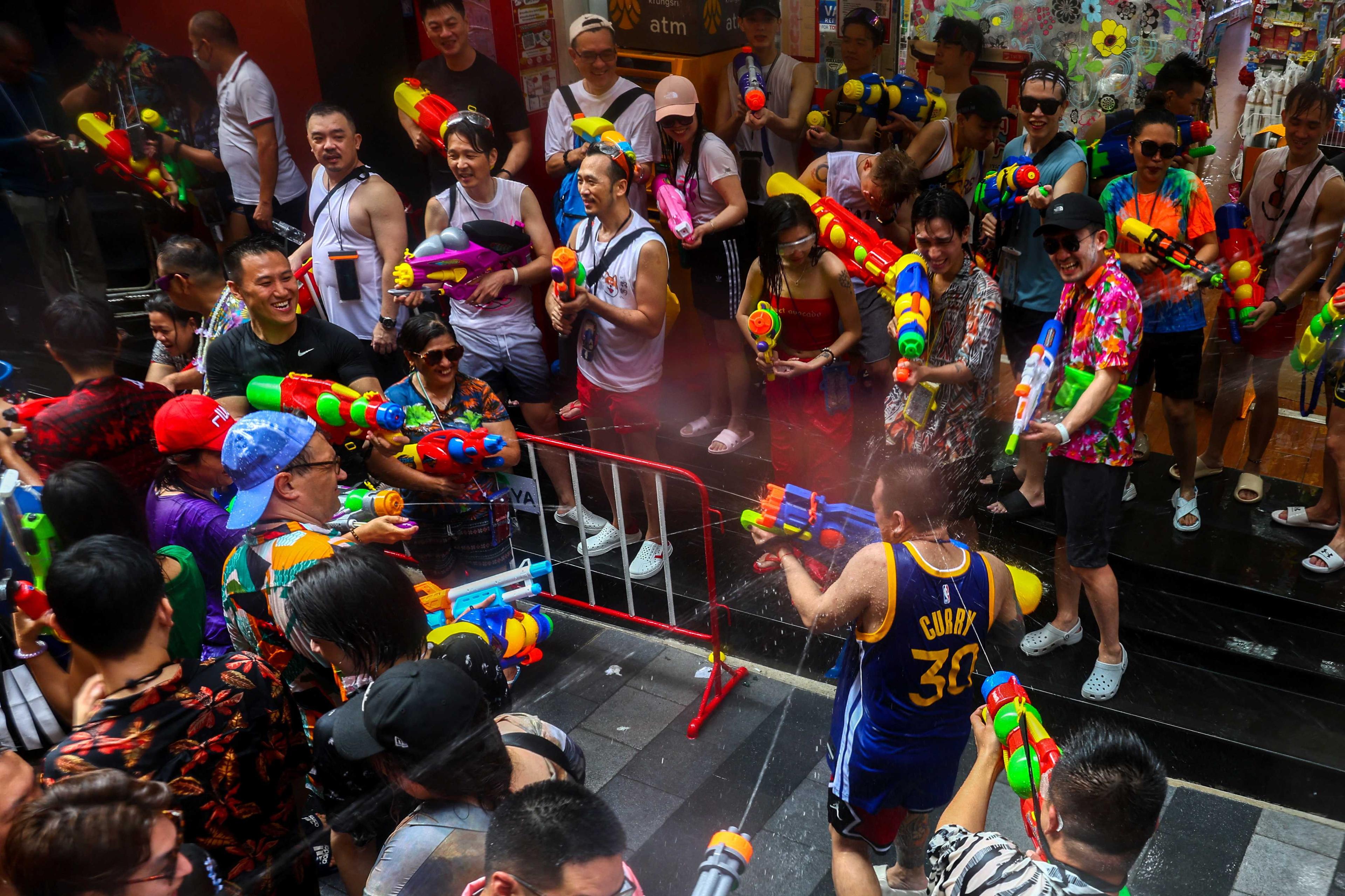Penduduk tempatan dan pelancong bermain air sewaktu meraikan cuti Songkran yang menandakan Tahun Baharu Thai di Bangkok, Thailand, 13 April. Gambar: Reuters