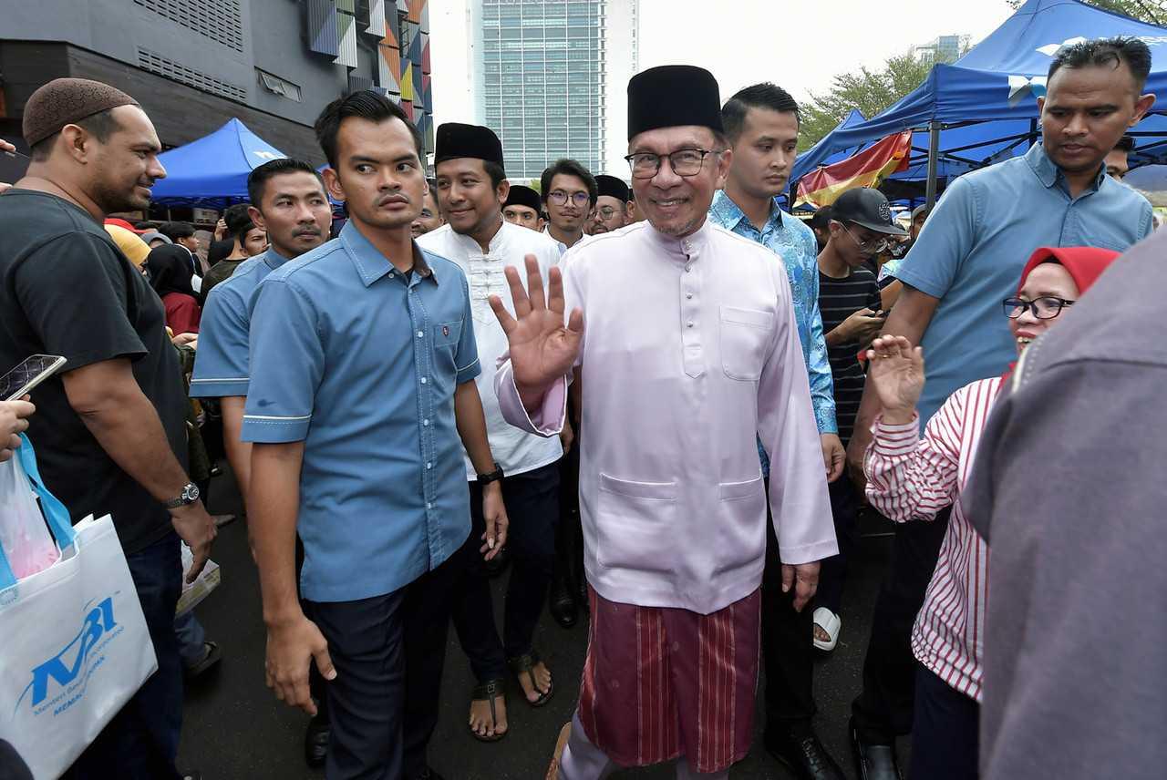 Perdana Menteri Anwar Ibrahim (tengah) beramah mesra bersama peniaga dan pengunjung di Bazar Ramadan Kompleks PKNS Seksyen 14 Shah Alam, 19 April. Gambar: Bernama