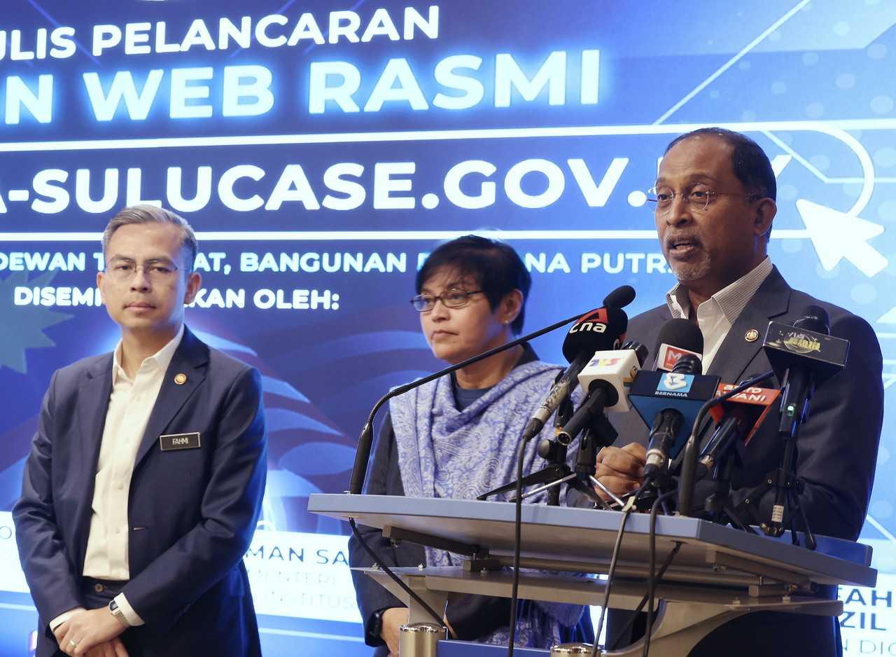 Menteri Luar Zambry Abd Kadir (kanan) bersama Menteri Undang-undang Azalina Othman Said (tengah) dan Menteri Komunikasi dan Digital Fahmi Fadzil pada majlis pelancaran portal 'Kes Malaysia-Sulu' bagi memberi maklumat mengenai kes tersebut, di Putrajaya, 12 April. Gambar: Bernama
