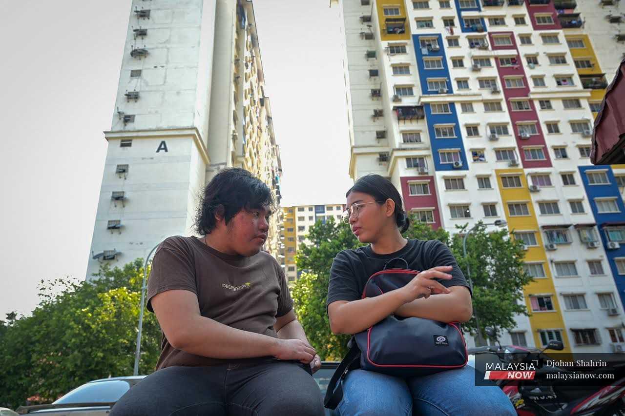 Dia meluangkan masa berbual dengan salah seorang adiknya, yang tinggal bersama seorang kakak tirinya di Wangsa Maju, Kuala Lumpur. Sama seperti Akasha, abangnya itu juga memegang status sebagai bukan warganegara.