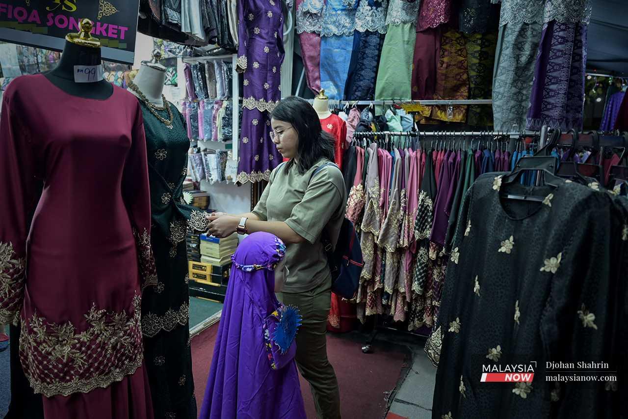 After work, she drops by the Aidilfitri bazaar in Jalan Tuanku Abdul Rahman in Kuala Lumpur.
