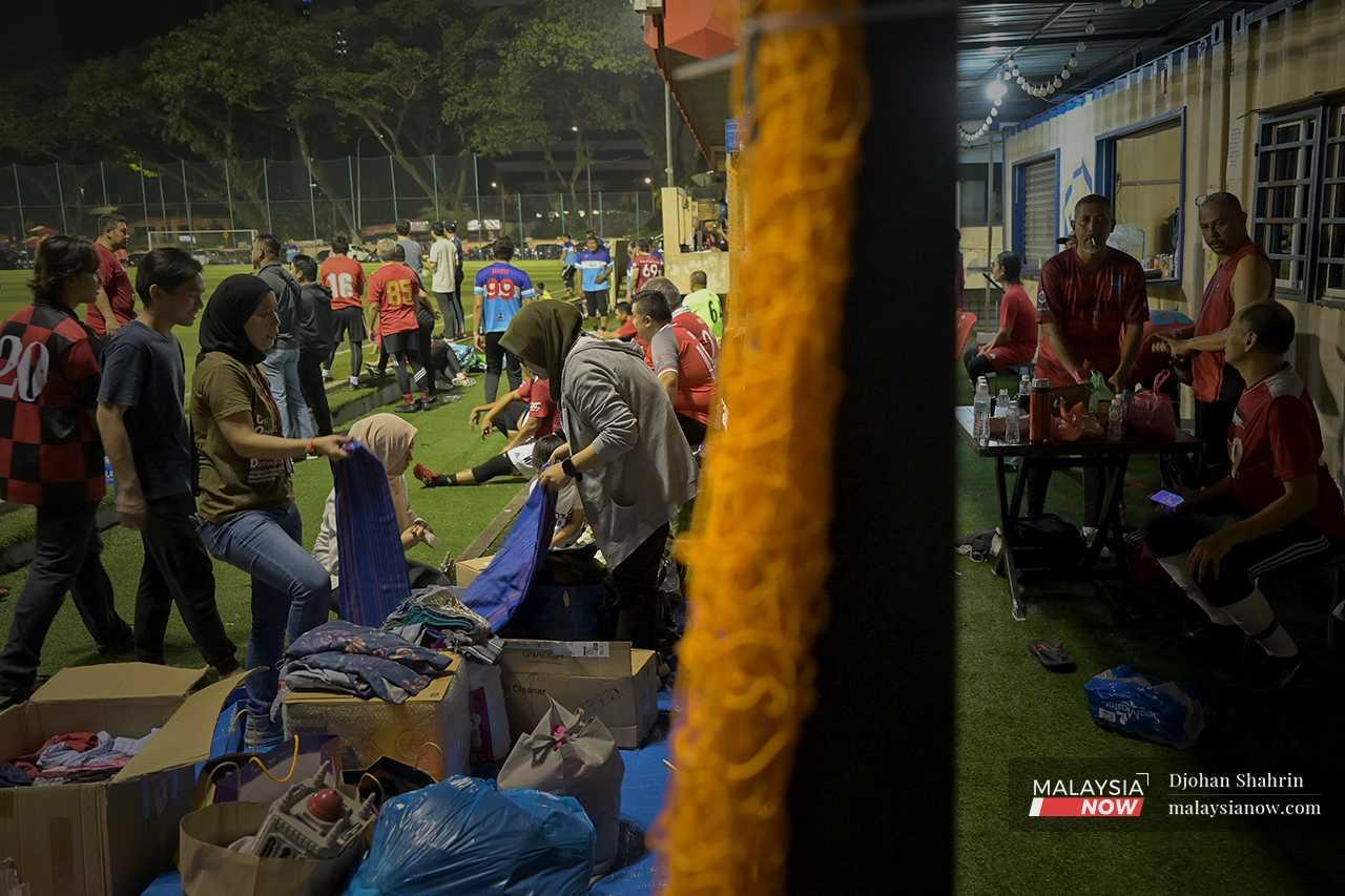 Menjelang Hari Raya Aidilfitri, badan bukan kerajaan (NGO) berkumpul untuk mengagihkan pakaian untuk gelandangan dan miskin bandar.