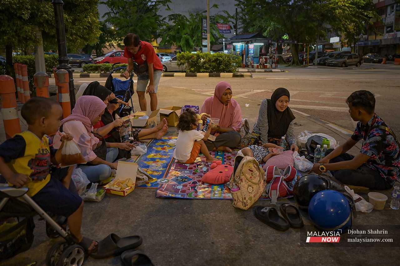 Together, they sit on the curb and break their fast. 