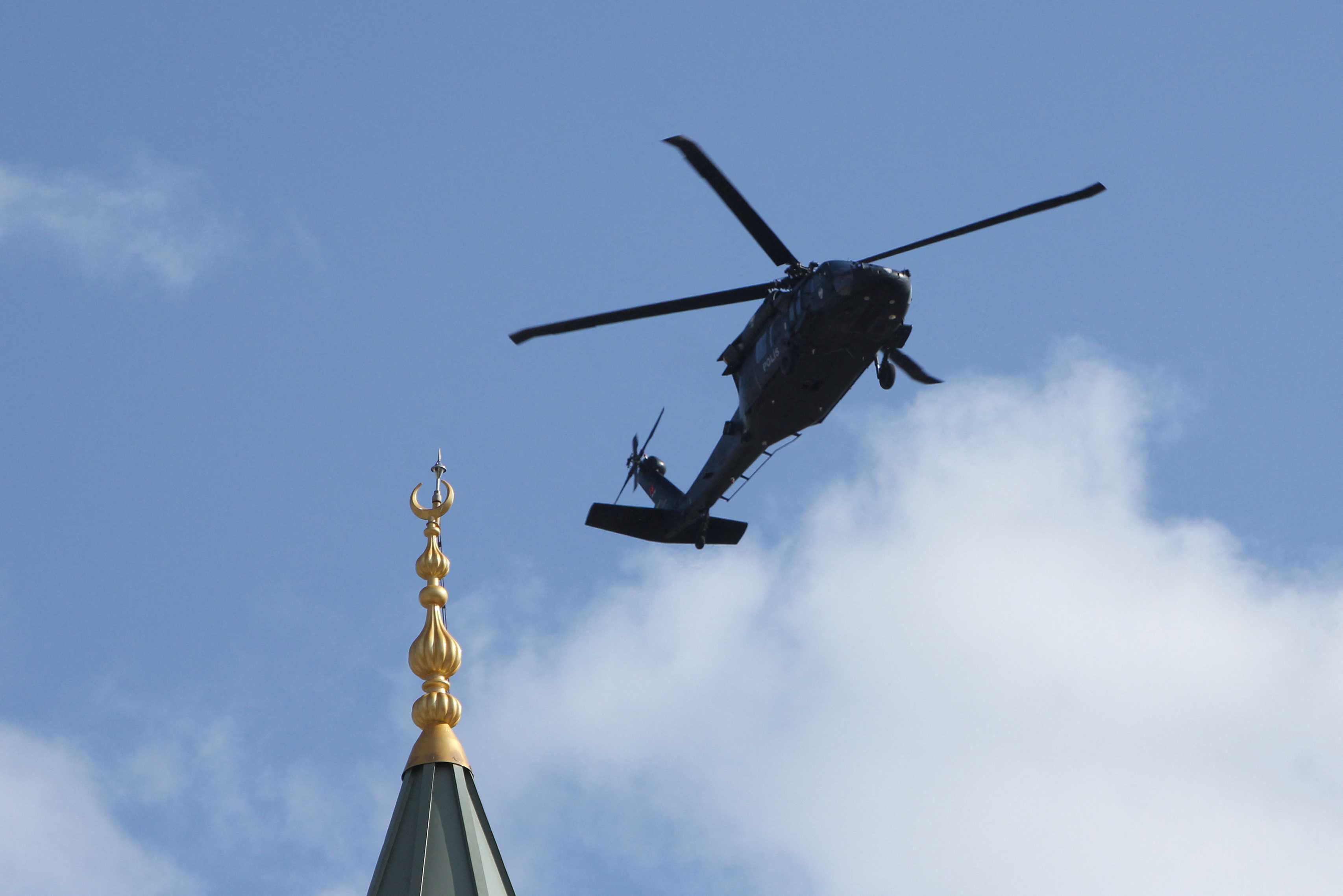 A police helicopter flies over a mosque in Diyarbakir, Turkey April 14. Photo: Reuters