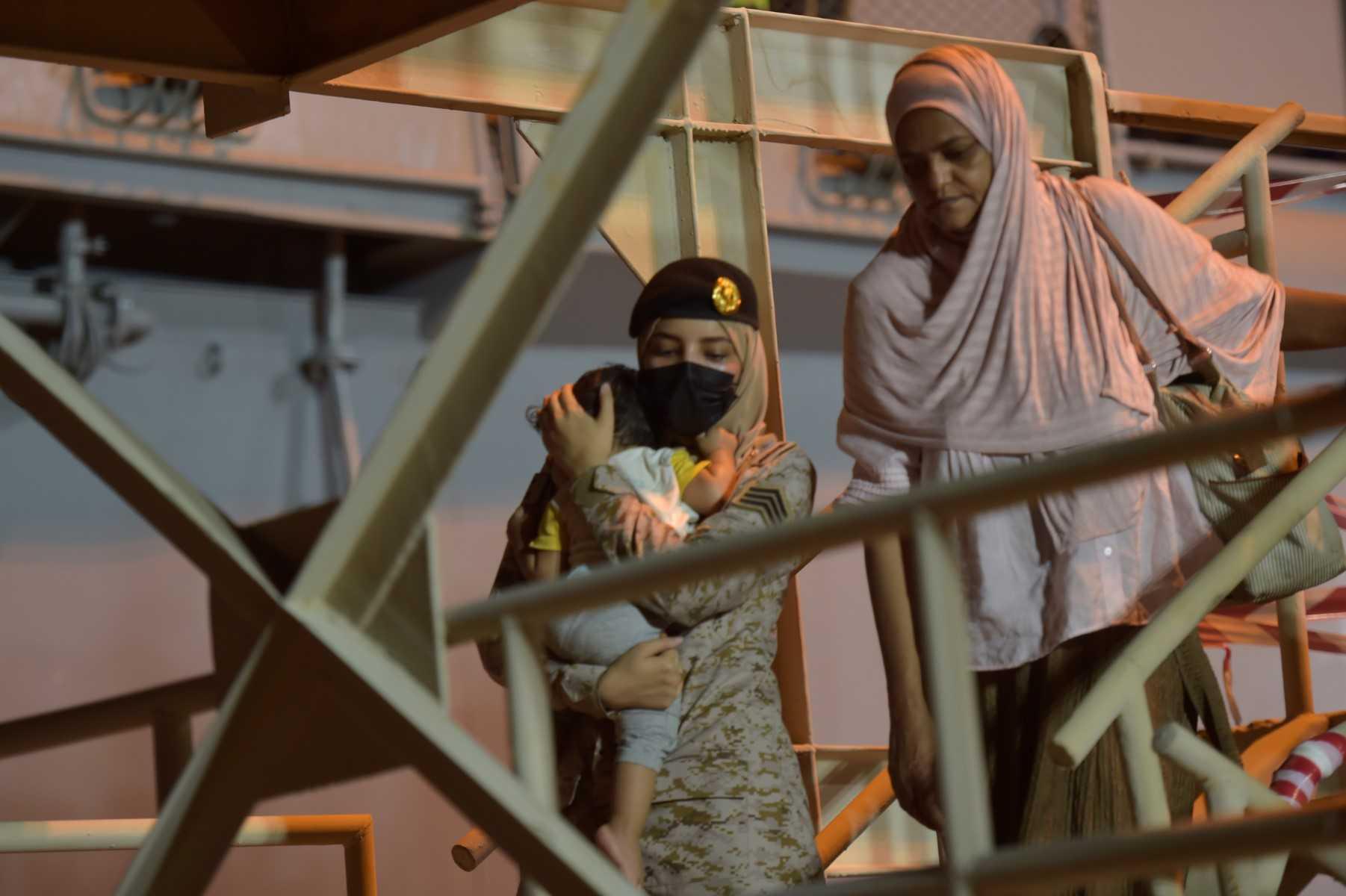 Anggota angkatan tentera Arab Saudi membantu mangsa yang dipindahkan dari negara berbeza yang tiba di pangkalan tentera laut Raja Faisal di Jeddah susulan operasi menyelamat dari Sudan. Gambar: AFP