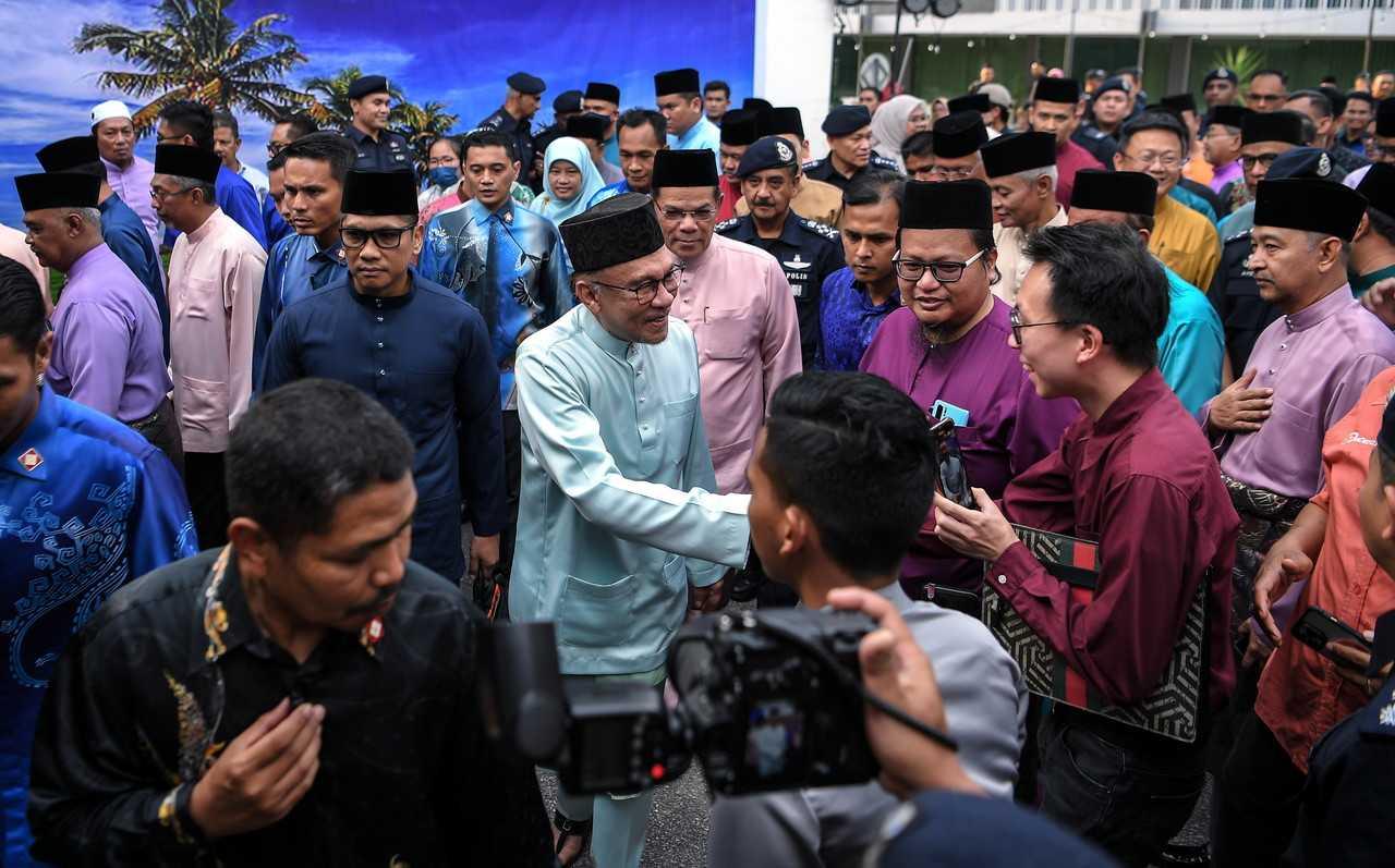 Perdana Menteri Anwar Ibrahim beramah mesra dengan tetamu di majlis Madani di Sungai Petani, 14 April. Gambar: Bernama