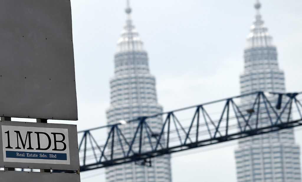 Logo 1MDB dilihat pada papan iklan di tapak pembangunan Tun Razak Exchange di Kuala Lumpur pada 8 Julai 2015. Gambar: AFP