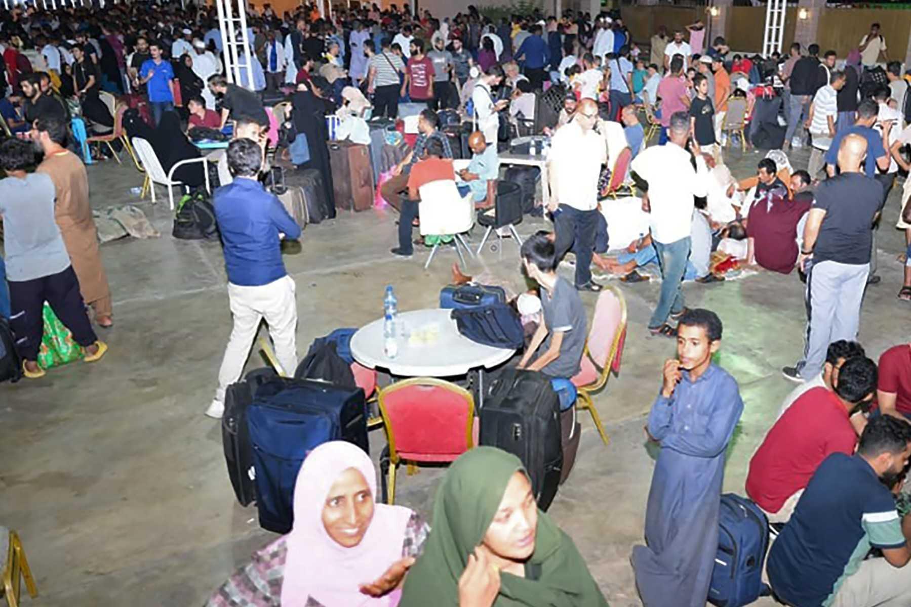 People fleeing fighting across Sudan gather on April 26, in Port Sudan. Photo: AFP