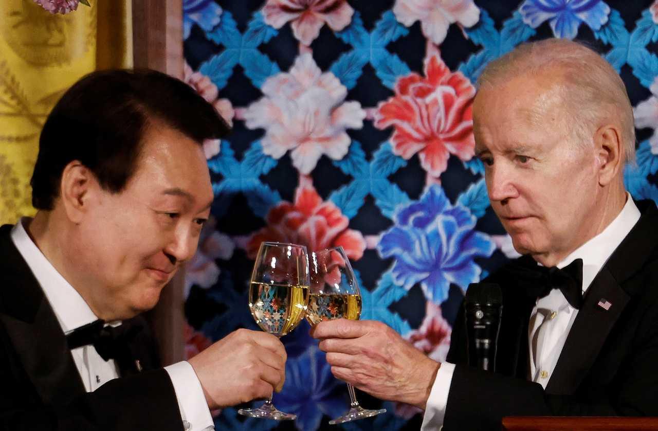 US President Joe Biden and South Korea's President Yoon Suk Yeol exchange toasts during an official state dinner in Washington, April 26. Photo: Reuters