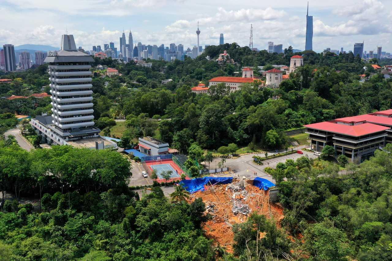 Pandangan udara kejadian tanah runtuh di hadapan Akademi Pencegahan Rasuah Malaysia. Gambar: Bernama