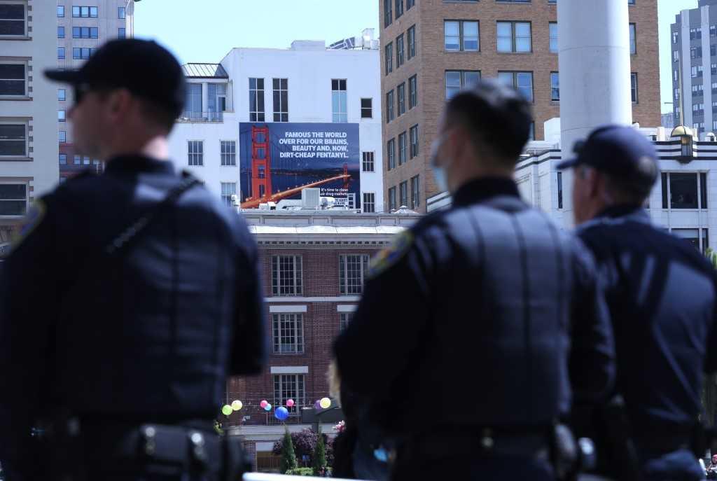 San Francisco police officers look on near a new controversial billboard that warns against fentanyl on April 04, 2022 in San Francisco, California. Photo: AFP 