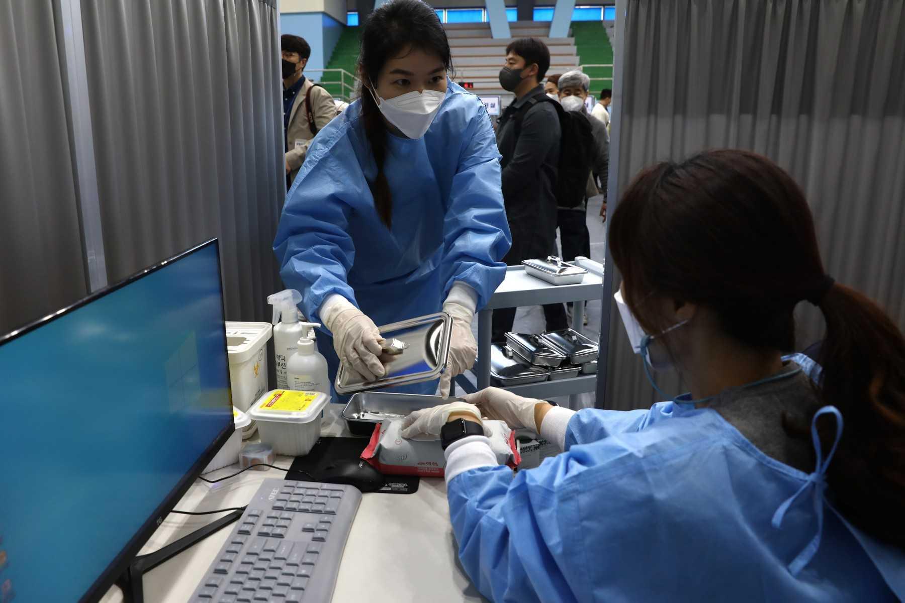 Nurses prepare doses of Covid-19 vaccines at a vaccination centre in Seoul on April 1, 2021. Photo: AFP 