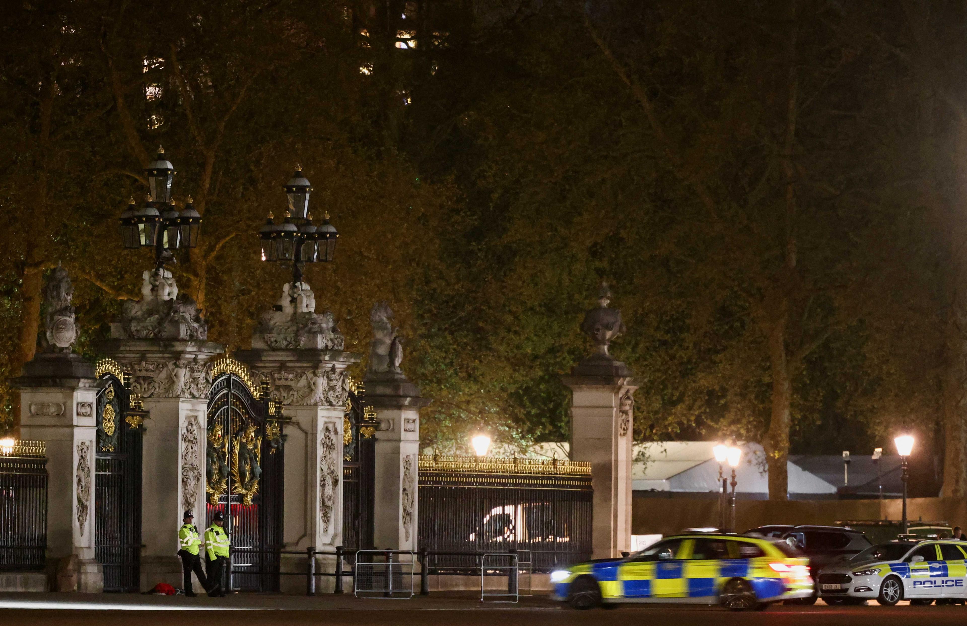 Police members stand guard at the gates of Buckingham Palace, in London, Britain May 2. Photo: Reuters