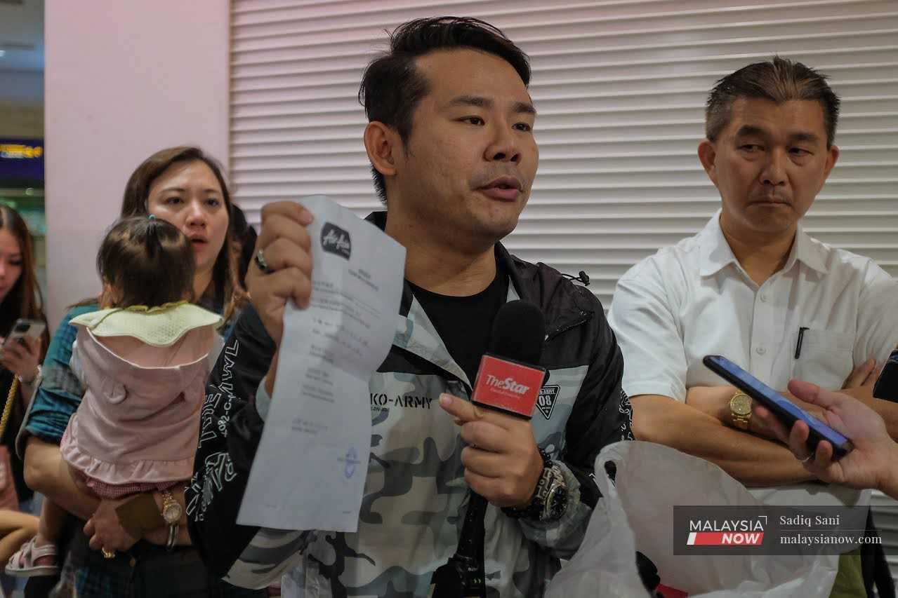 AirAsia passenger Brian Ng Yih Min gestures during a press conference at klia2, May 3. 
