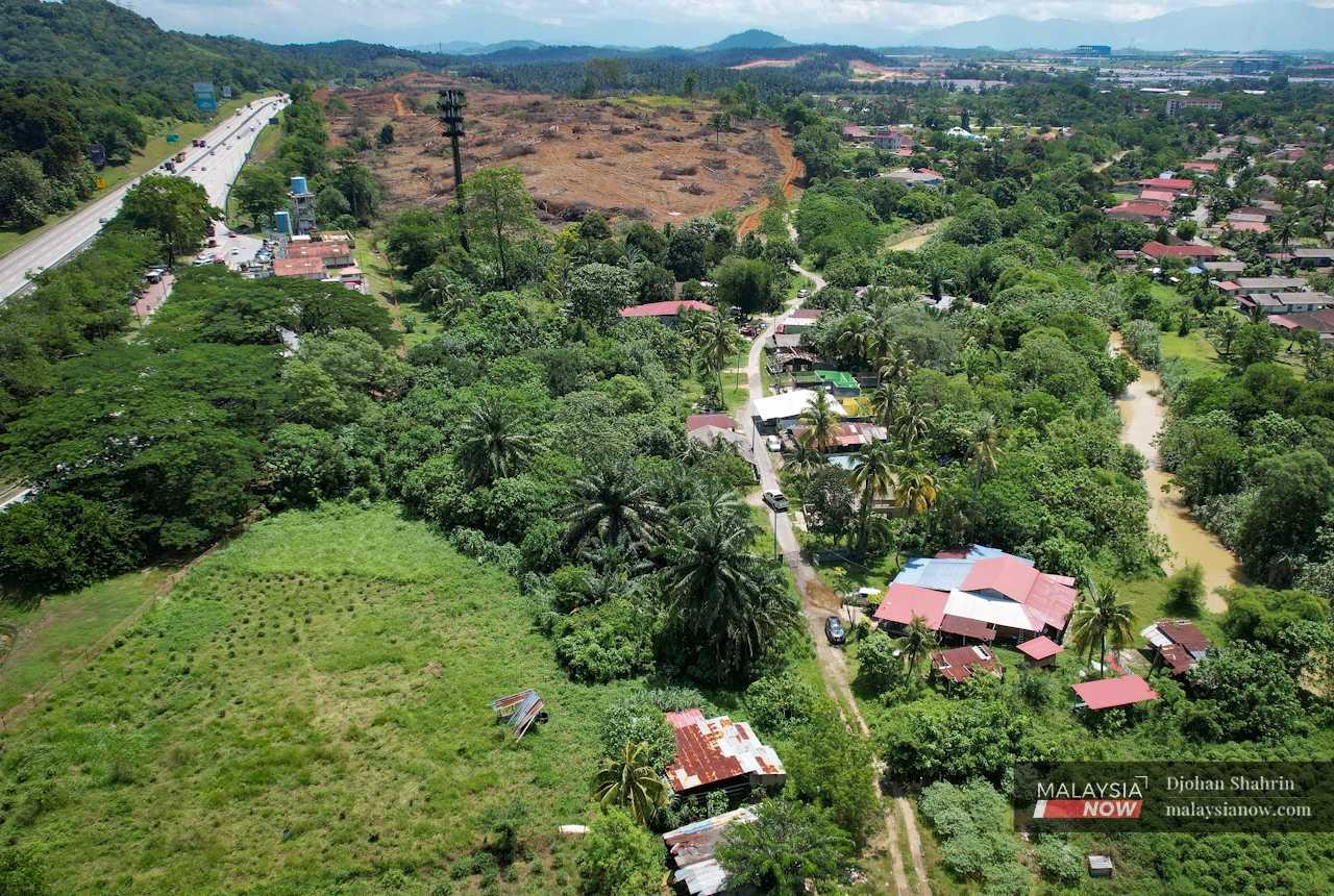 Pemandangan udara Kampung Koskan Tambahan, sebuah perkampungan kecil di Serendah, Rawang, hanya didiami 12 keluarga atau 45 orang penduduk. 